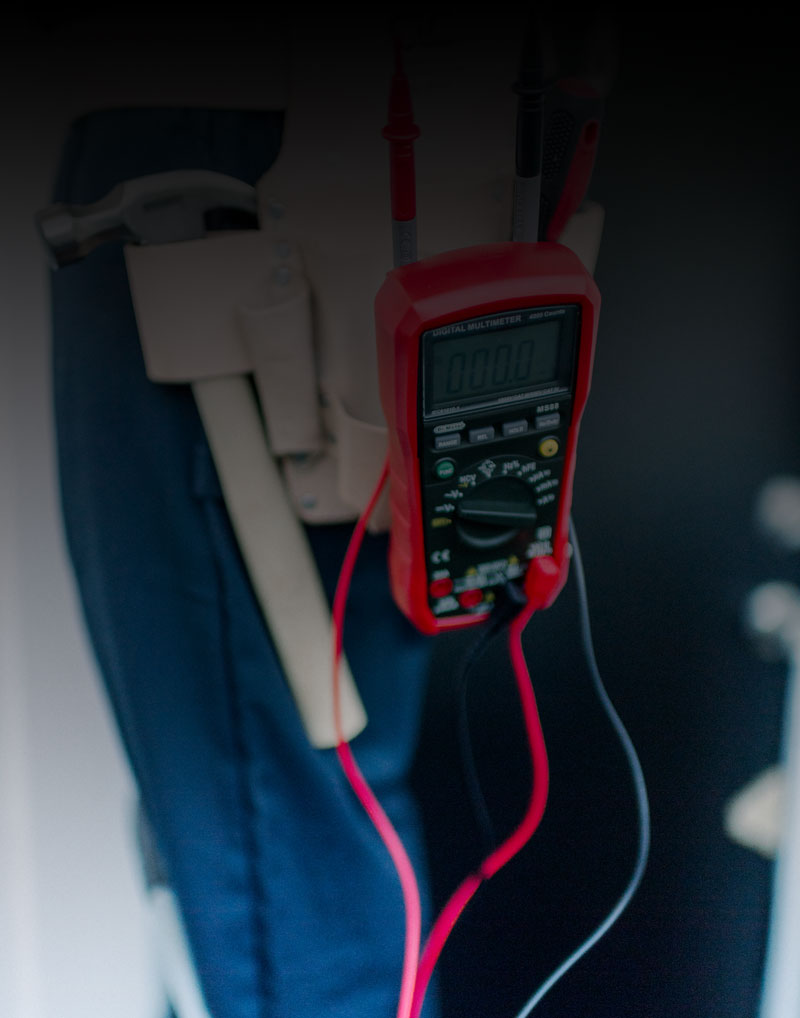 Elektryk przy pracy - instalacje IT4 Instalacje